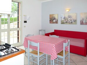 Meubles, Pièce, Propriété, Rouge, Table, Design Intérieur, Jaune, Sol, Rose, Maison