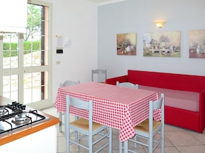 Meubles, Pièce, Propriété, Rouge, Table, Design Intérieur, Jaune, Sol, Rose, Maison