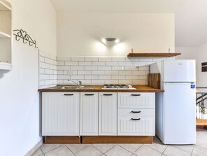 Cabinetry, Eigentum, Gebäude, Countertop, Küche, Schublade, Holz, Herd, Interior Design