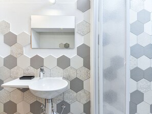 Spiegel, Zapfhahn, Armatur, Eigentum, Bad Sink, Sinken, Badezimmer, Rechteck, Interior Design, Gebäude