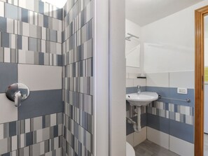 Miroir, Luminaire Plomberie, Évier, Robinet, Salle De Bains, Bâtiment, Éclairage, Sol, Sol