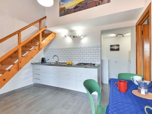 Cabinetry, Meubles, Table, Comptoir, Design Intérieur, Bâtiment, Bois, Cuisine, Sol, Maison