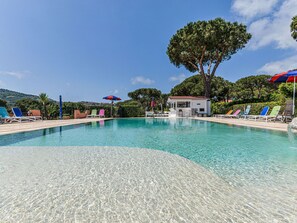 Nuage, L'Eau, Ciel, Propriété, Plante, Piscine, Bâtiment, Fenêtre, Bleu Azur, Bleu