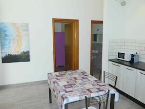 Cabinetry, Möbel, Eigentum, Countertop, Tabelle, Gebäude, Interior Design, Holz, Fussboden, Flooring