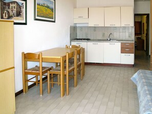 Zimmer, Eigentum, Möbel, Fussboden, Gebäude, Tabelle, Haus, Interior Design, Grundeigentum, Küche