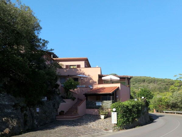 Property, Building, House, Town, Residential Area, Real Estate, Architecture, Village, Sky, Home