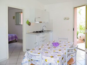 Meubles, Pièce, Propriété, Sol, Design Intérieur, Mur, Jaune, Violet, Bâtiment, Table