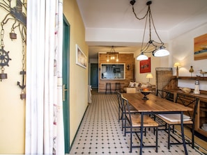 Tabelle, Möbel, Eigentum, Countertop, Holz, Beleuchtung, Interior Design, Die Architektur, Küche, Cabinetry