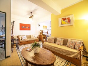 Tabelle, Bilderrahmen, Möbel, Couch, Pflanze, Zimmerpflanze, Interior Design, Holz, Wohnzimmer, Fussboden