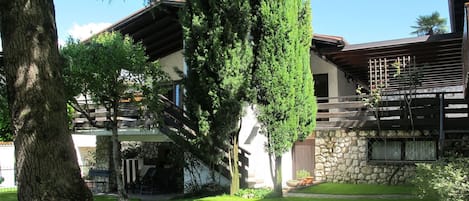 Pflanze, Himmel, Daytime, Eigentum, Gebäude, Grün, Baum, Gras, Grundstueck, Natürliche Landschaft