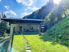 Maison, Toit, Domicile, Chalet, Jardin, Pelouse, Pente, Biens, Aménagement Paysager, Cour
