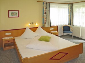 Zimmer, Möbel, Bett, Schlafzimmer, Bettrahmen, Eigentum, Bettdecke, Matratze, Interior Design, Gebäude