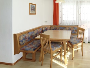 Möbel, Zimmer, Eigentum, Tabelle, Fussboden, Esszimmer, Interior Design, Stuhl, Gebäude, Haus