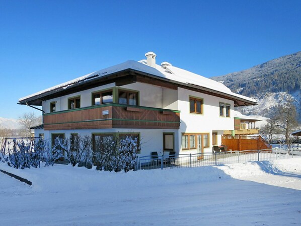 Himmel, Gebäude, Schnee, Eigentum, Fenster, Haus, Steigung, Baum, Berg, Abstellgleis