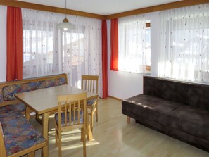 Zimmer, Interior Design, Möbel, Eigentum, Gebäude, Fensterbehandlung, Vorhang, Fussboden, Fensterabdeckung, Wohnzimmer