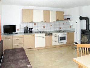 Zimmer, Eigentum, Möbel, Küche, Cabinetry, Countertop, Fussboden, Gebäude, Interior Design, Herd