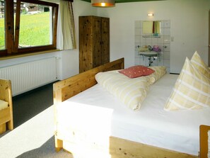 Schlafzimmer, Zimmer, Möbel, Bett, Eigentum, Bettrahmen, Interior Design, Haus, Bettdecke, Gebäude