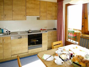 Zimmer, Küche, Eigentum, Möbel, Cabinetry, Countertop, Interior Design, Haus, Gebäude, Fussboden