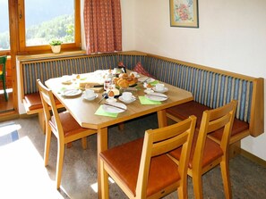 Zimmer, Möbel, Esszimmer, Tabelle, Eigentum, Küche & Esszimmer Tisch, Stuhl, Interior Design, Hartholz, Haus