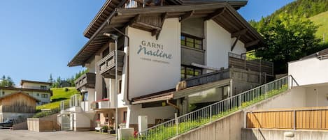 Himmel, Pflanze, Gebäude, Fenster, Steigung, Grundstueck, Haus, Urban Design, Hütte, Asphalt