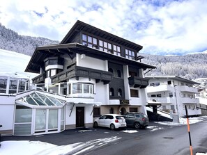 Wolke, Himmel, Gebäude, Eigentum, Fenster, Berg, Schnee, Auto, Fahrzeug, Haus