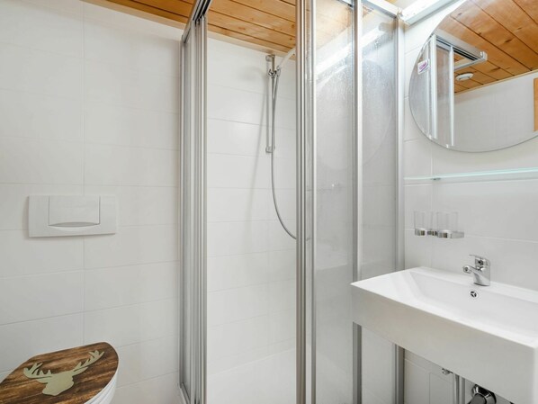 Spiegel, Gebäude, Eigentum, Zapfhahn, Armatur, Sinken, Interior Design, Badezimmer, Haus, Die Architektur
