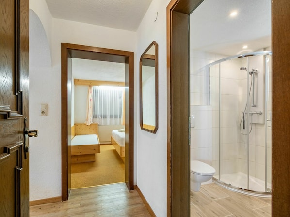 Eigentum, Gebäude, Tür, Interior Design, Haus, Komfort, Cabinetry, Dusche, Fussboden