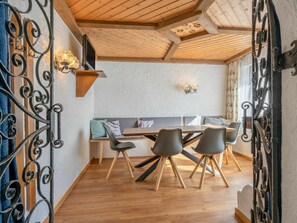 Gebäude, Holz, Interior Design, Haus, Flooring, Wohnzimmer, Fussboden, Schatten, Strahl, Stuhl