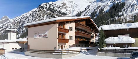 Snow, Sky, Building, Property, Mountain, Cloud, Nature, Slope, House, Freezing