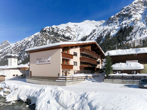 Schnee, Himmel, Gebäude, Eigentum, Berg, Wolke, Natur, Steigung, Haus, Einfrieren