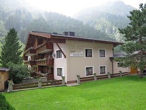 Pflanze, Gebäude, Berg, Eigentum, Fenster, Baum, Haus, Grundstueck, Himmel, Natürliche Landschaft