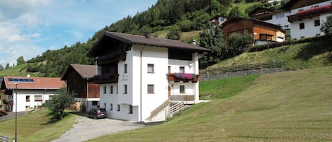 Himmel, Pflanze, Gebäude, Wolke, Eigentum, Fenster, Berg, Baum, Haus, Steigung