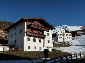 Himmel, Gebäude, Fenster, Berg, Schnee, Azurblau, Haus, Welt, Steigung, Wohngebiet