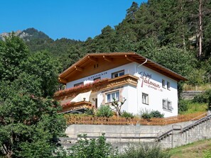 Pflanze, Himmel, Gebäude, Fenster, Haus, Baum, Grundstueck, Hütte, Holz, Natürliche Landschaft