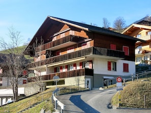 Himmel, Gebäude, Fenster, Pflanze, Baum, Urban Design, Steigung, Holz, Wohngebiet, Haus