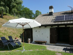 Pflanze, Eigentum, Himmel, Gebäude, Schatten, Grundstueck, Haus, Baum, Hütte, Gartenmöbel