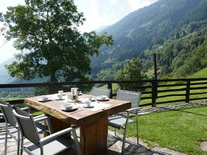 Tabelle, Möbel, Himmel, Wolke, Pflanze, Baum, Berg, Gartenmöbel, Holz, Tisch Im Freien