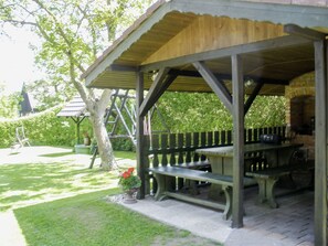 Plant, Botany, Shade, Outdoor Bench, Tree, Outdoor Furniture, Outdoor Table, Leisure, Public Space, Grass