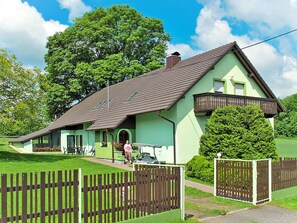 Wolke, Himmel, Pflanze, Gebäude, Eigentum, Grün, Baum, Haus, Zaun, Fenster