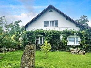 Pflanze, Wolke, Himmel, Gebäude, Eigentum, Fenster, Haus, Baum, Grundstueck, Natürliche Landschaft