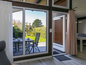 Gebäude, Tür, Holz, Schatten, Interior Design, Fussboden, Pflanze, Fenster, Flooring