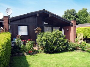Pflanze, Himmel, Gebäude, Fenster, Strassenlicht, Grün, Haus, Baum, Grundstueck, Hütte