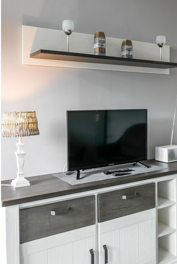 Cabinetry, Eigentum, Möbel, Weiss, Produkt, Countertop, Beleuchtung, Regale, Rechteck, Holz