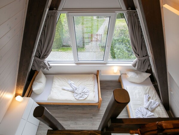 Fenster, Eigentum, Gebäude, Pflanze, Holz, Interior Design, Vorhang, Schatten, Fussboden, Flooring