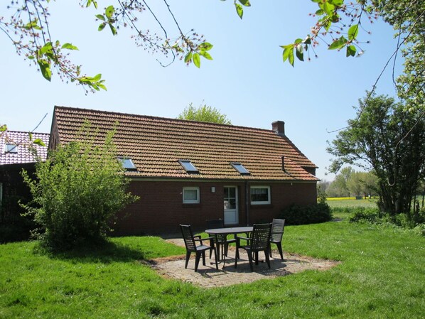 Lucht, Fabriek, Eigendom, Tafel, Gebouw, Natuurlijk Landschap, Venster, Schaduw, Boom, Land Lot