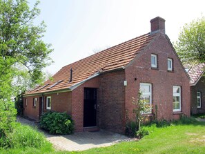 Pflanze, Fenster, Himmel, Gebäude, Baum, Tür, Holz, Grundstueck, Haus, Backstein