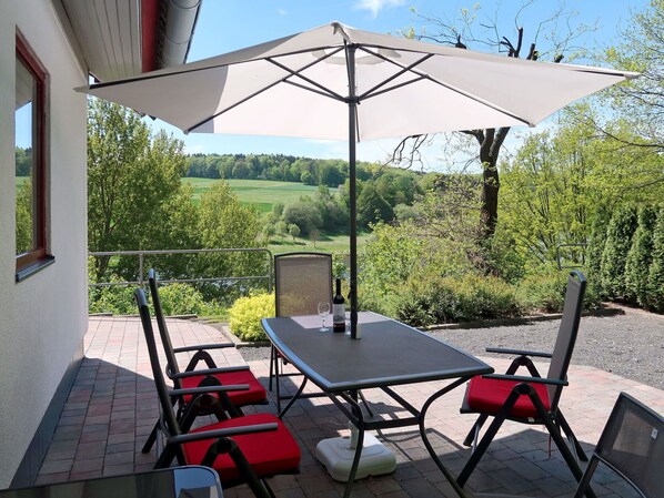 Eigentum, Terrasse, Tisch Im Freien, Möbel, Tabelle, Gebäude, Schatten, Haus, Regenschirm, Garten