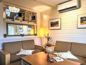 Tabelle, Möbel, Eigentum, Couch, Bilderrahmen, Interior Design, Beleuchtung, Die Architektur, Holz, Wohnzimmer