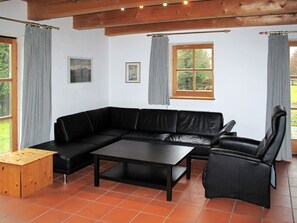 Zimmer, Eigentum, Möbel, Wohnzimmer, Gebäude, Haus, Interior Design, Fussboden, Decke, Tabelle