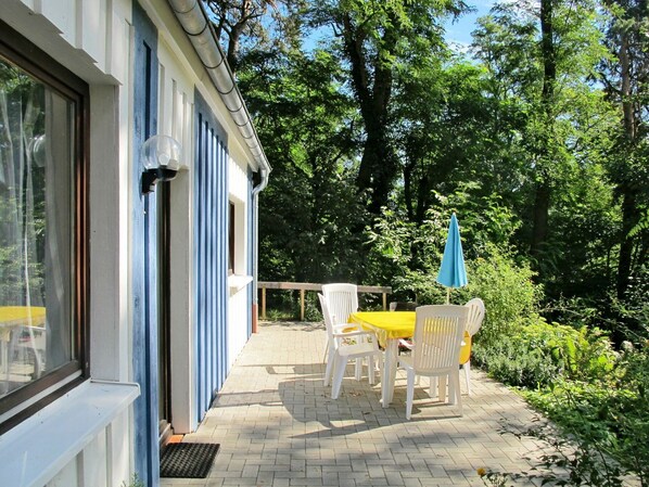 Gebäude, Pflanze, Eigentum, Blatt, Baum, Schatten, Fenster, Holz, Haus, Gras